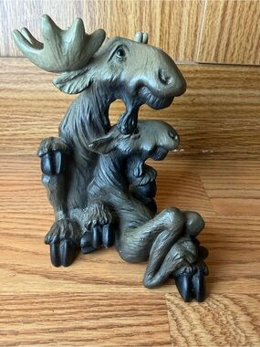 VTG. Big Sky Carvers Presents Bear Foots Moose’s.Moose to Amuse and Collect 2000